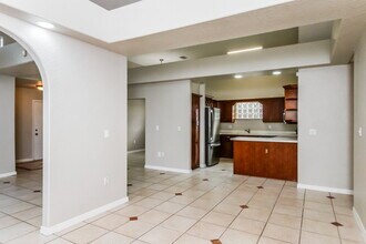 19408 NW 83rd Ave in Hialeah, FL - Foto de edificio - Building Photo