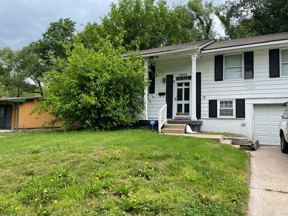 8504 E 93rd St in Kansas City, MO - Building Photo