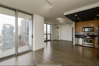200 W Grand Ave in Chicago, IL - Building Photo - Building Photo