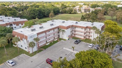 8002 Lagos De Campo Blvd in Tamarac, FL - Foto de edificio - Building Photo