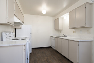 Summit Creek Apartments in Colorado Springs, CO - Building Photo - Interior Photo