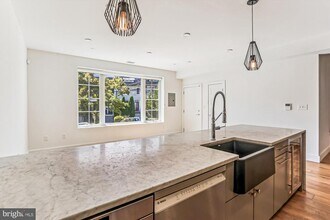 2409 37th St NW in Washington, DC - Building Photo - Building Photo