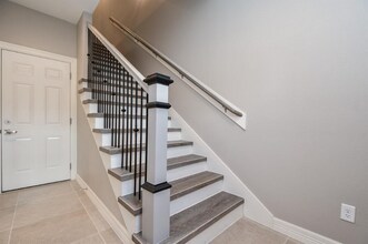 5262 Ella Blvd in Houston, TX - Building Photo - Building Photo