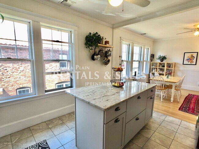 32 Lakeville Rd, Unit 2 CO in Boston, MA - Building Photo - Building Photo