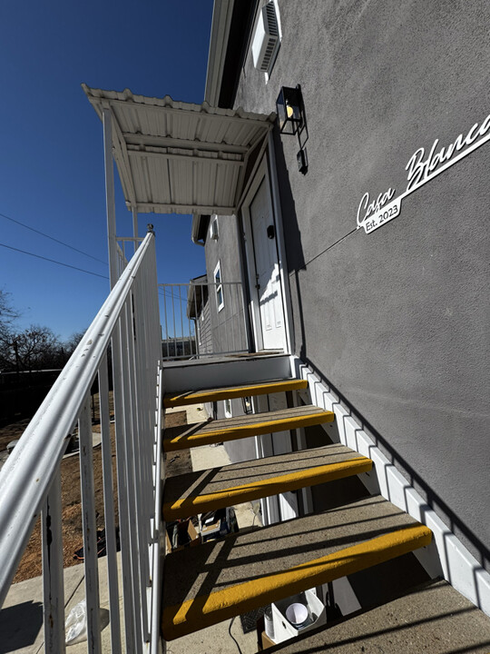 319 S Olive St in San Antonio, TX - Building Photo