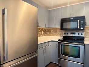 4 Churchill Ct in Bedford, NH - Building Photo - Building Photo