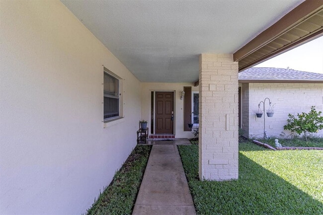 10531 Meadow Hill Dr in Port Richey, FL - Building Photo - Building Photo