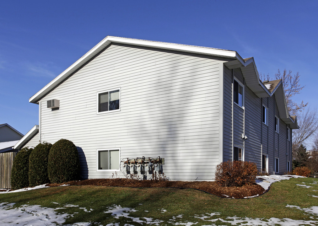 610 Pleasant Dr in Hastings, MN - Building Photo