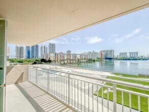250 174th St, Unit 518 in Sunny Isles Beach, FL - Foto de edificio - Building Photo