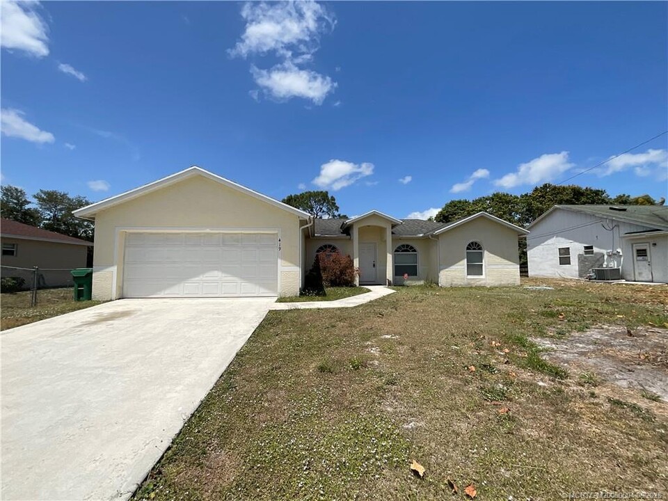 419 SW Meadow Terrace in Port St. Lucie, FL - Building Photo