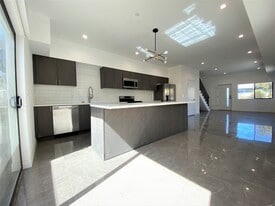4960 Clinton St, Unit 4958 in Los Angeles, CA - Building Photo
