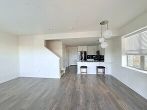 9839 E 56th Pl in Denver, CO - Foto de edificio - Building Photo