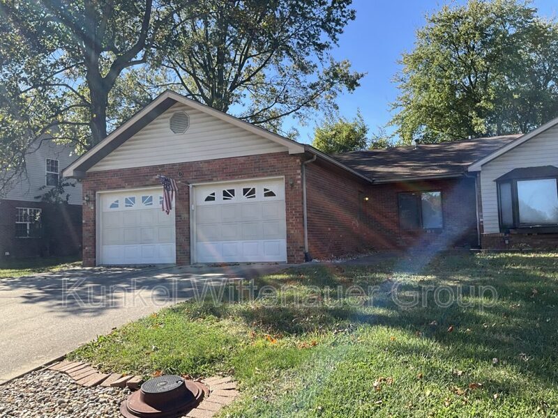 9 Old Orchard Ln in Glen Carbon, IL - Building Photo