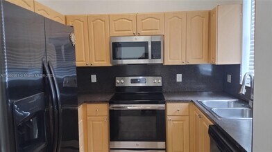 7965 W 33rd Ln in Hialeah, FL - Building Photo - Building Photo
