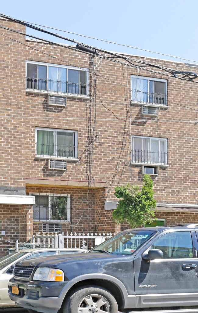 7607 47th Ave in Elmhurst, NY - Foto de edificio - Building Photo