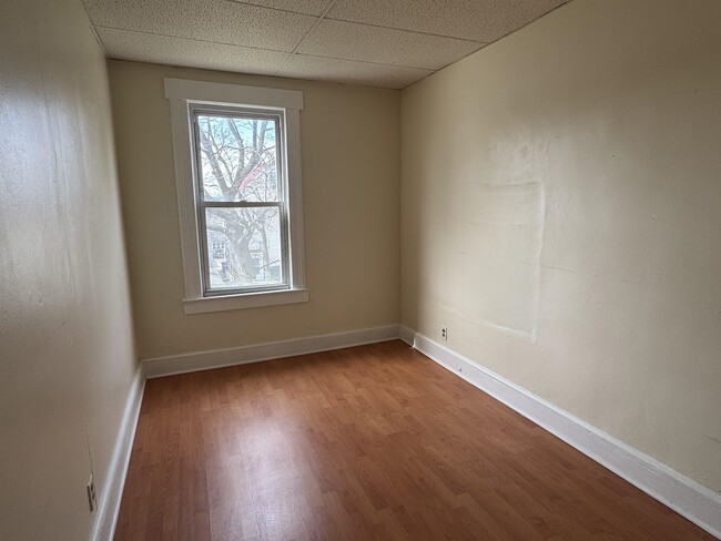 16 Cutler St in Clifton, NJ - Foto de edificio - Building Photo