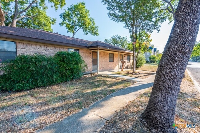 319 E Bowie St in Luling, TX - Building Photo - Building Photo