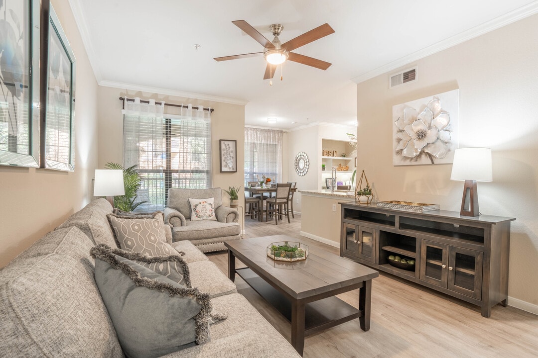 Estancia San Miguel in Houston, TX - Building Photo