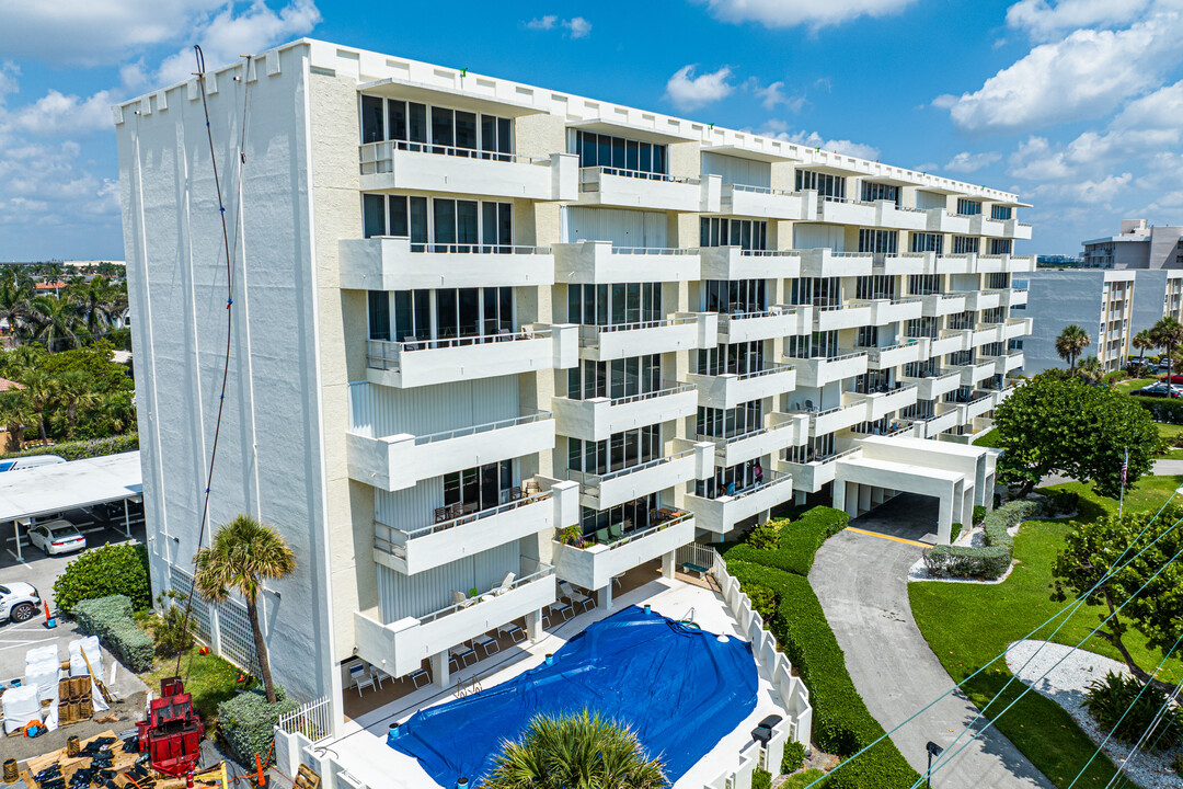 Boca Reefs Condominiums in Boca Raton, FL - Building Photo