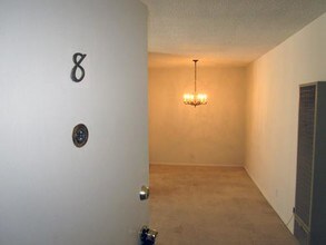 465 Le Doux Rd-Unit -8 in Los Angeles, CA - Building Photo - Building Photo