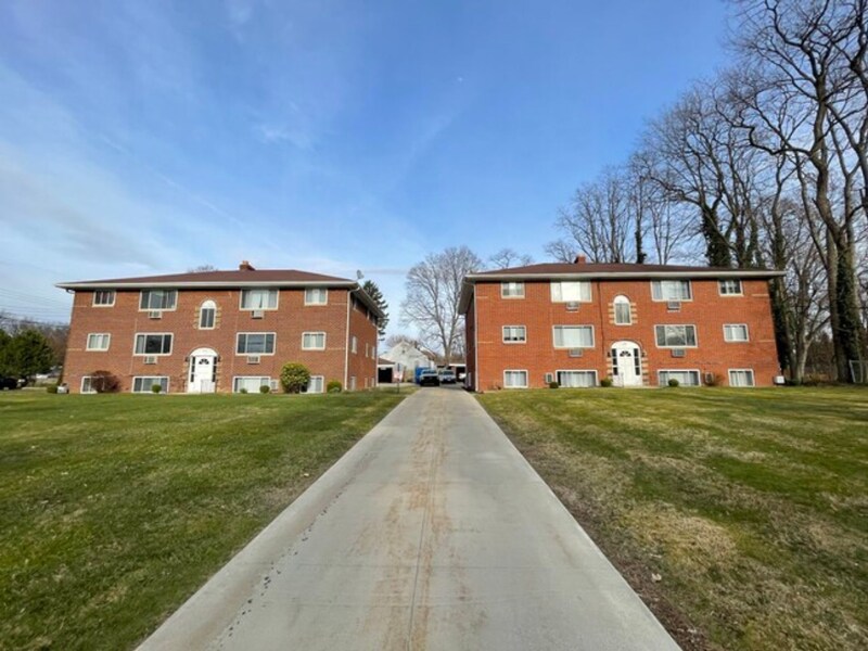 338 N Main St in Munroe Falls, OH - Building Photo