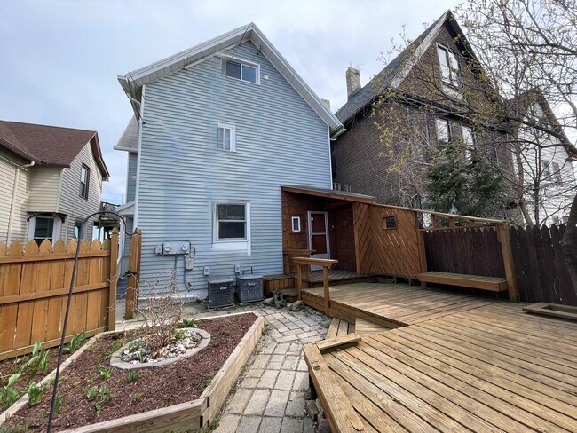 528 E Glover Ave, Unit Lower in Milwaukee, WI - Foto de edificio - Building Photo