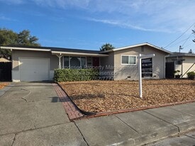 132 Maria Dr in Petaluma, CA - Building Photo