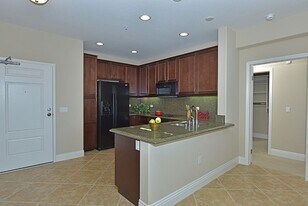 3877 Pell Pl, Unit 211 in San Diego, CA - Building Photo