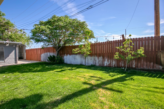 45422 Raysack Ave in Lancaster, CA - Foto de edificio - Building Photo