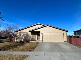 3312 NE Hoona Dr in Bend, OR - Building Photo