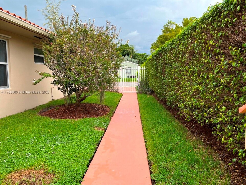 1424 SW 21st St-Unit -rear in Miami, FL - Foto de edificio