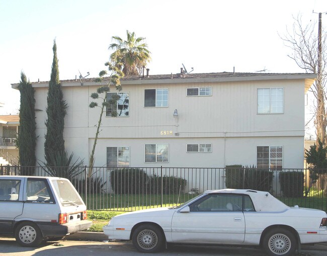 6818 Morella Ave in North Hollywood, CA - Foto de edificio - Building Photo