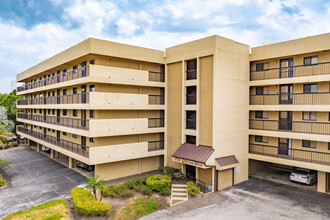 Green Dolphin Park in Tarpon Springs, FL - Foto de edificio - Building Photo