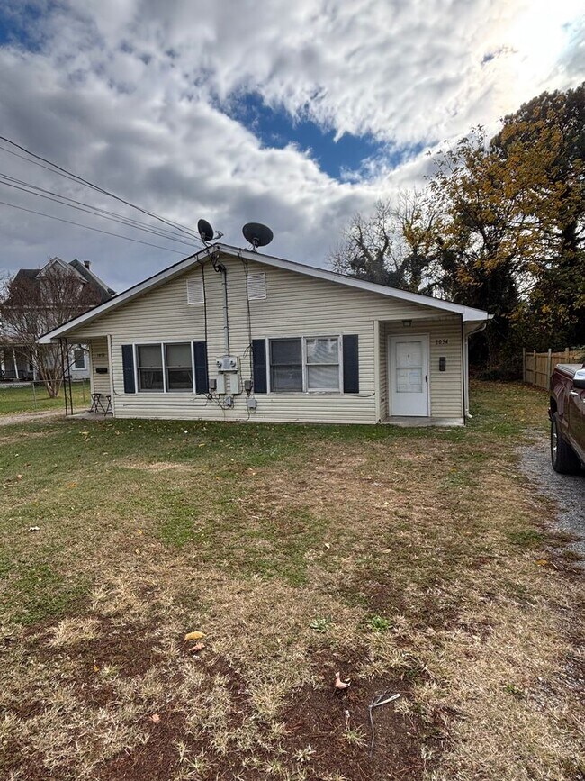 1052 Forest Park Blvd NW in Roanoke, VA - Building Photo - Building Photo