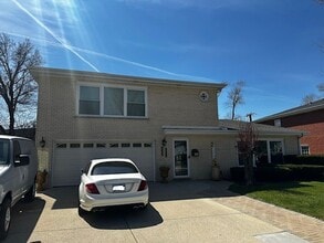 217 E Valley Ln, Unit 2nd Floor in Arlington Heights, IL - Building Photo - Building Photo