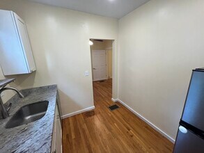 2 Otis St, Unit 1 in Somerville, MA - Foto de edificio - Building Photo