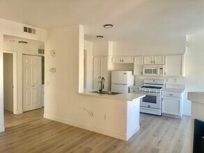 1050 E Cactus Ave, Unit 2017 in Las Vegas, NV - Building Photo - Building Photo