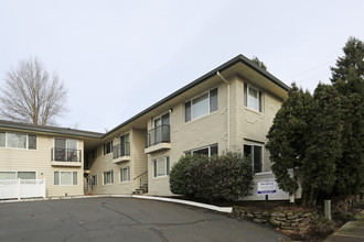 Crown Imperial Apartments in Portland, OR - Building Photo - Building Photo