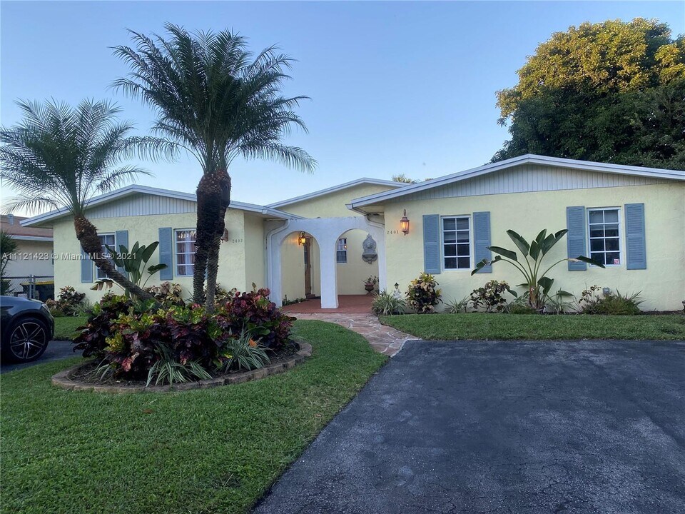 2401 SW 58th Manor-Unit -1-2 in Fort Lauderdale, FL - Building Photo