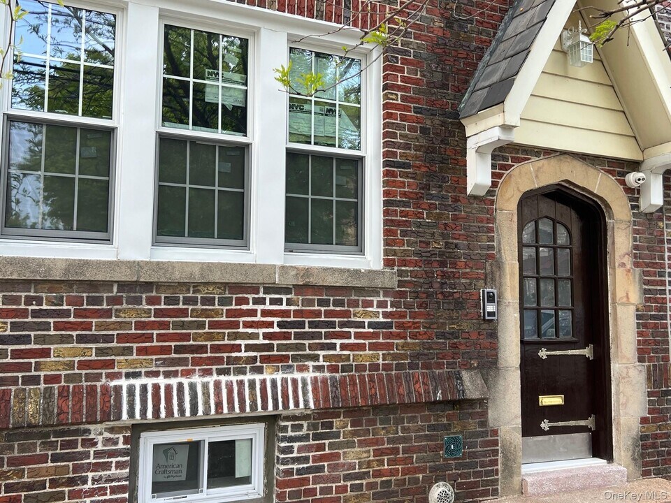 89-21 69th Rd in Queens, NY - Building Photo