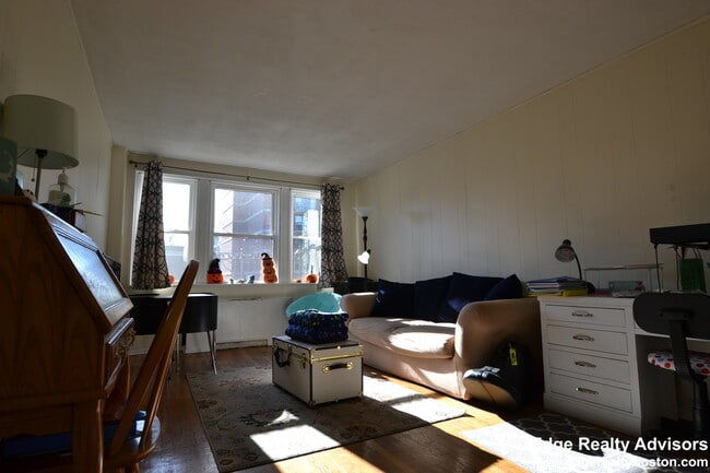 1999 Commonwealth Ave, Unit 2 in Boston, MA - Foto de edificio - Building Photo