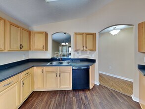 10047 Perthshire Cir in Land O Lakes, FL - Foto de edificio - Building Photo