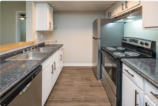 2121 Lobdell Blvd in Baton Rouge, LA - Foto de edificio - Building Photo