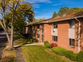 Woodridge Apartments in Rochester, NY - Building Photo - Building Photo