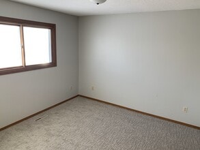 4903 W Kirkwood Cir in Sioux Falls, SD - Foto de edificio - Building Photo