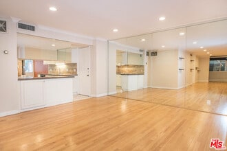 262 N Crescent Dr-Unit -1C in Beverly Hills, CA - Building Photo - Building Photo