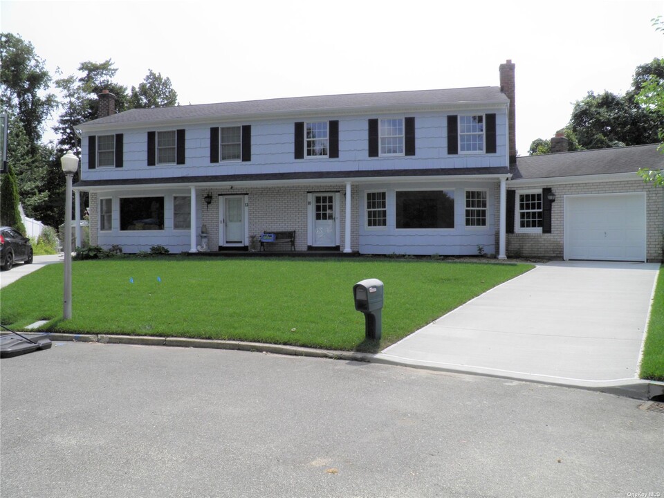 10 Sundale Ct in Smithtown, NY - Building Photo