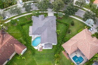 3050 Lakewood Dr in Weston, FL - Building Photo - Building Photo