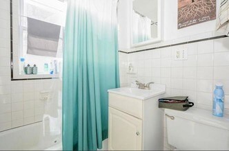 16 Falkland St, Unit 2 in Boston, MA - Foto de edificio - Building Photo