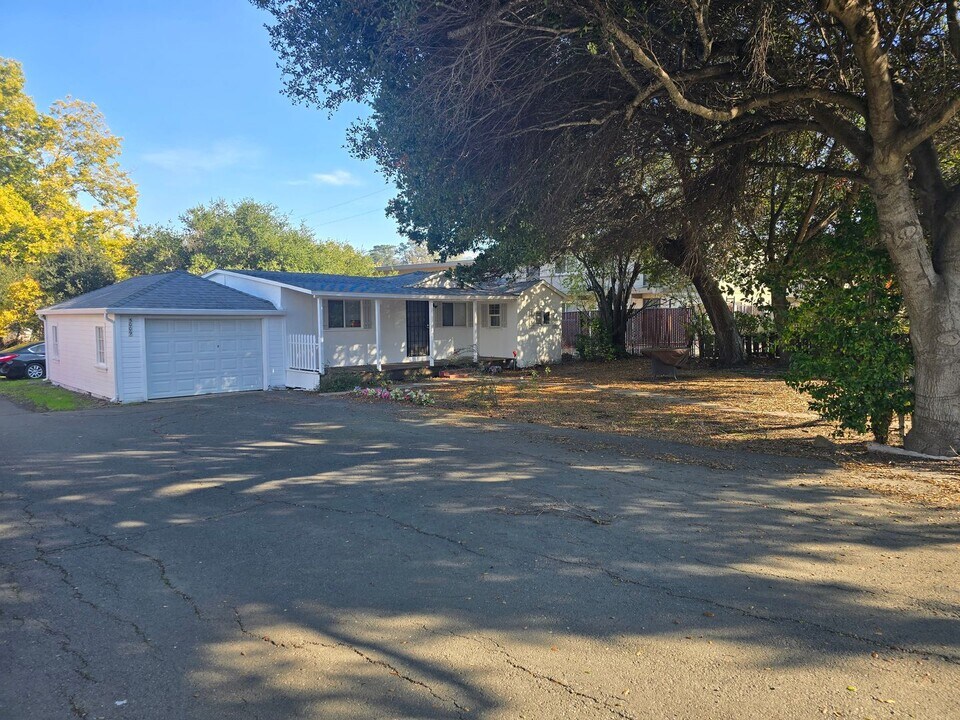 5009 San Pablo Dam Rd in El Sobrante, CA - Building Photo